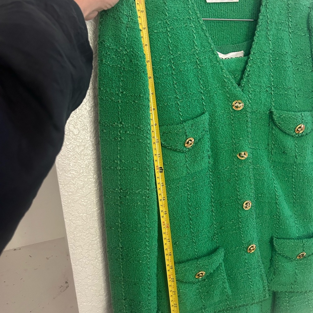 VINTAGE ADOLFO DOMINGUEZ SAKS FIFTH GREEN TWEED JACKET/SKIRT WITH GOLD ACCENTS. - Picture 8 of 10